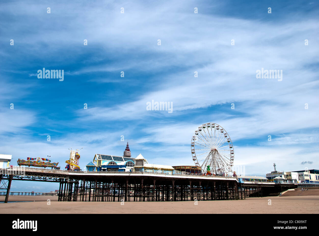 Grande Roue sur Blackpool Central Pier Unite Royaume sous un ciel d'été bleu tiré de la plage de sable Banque D'Images