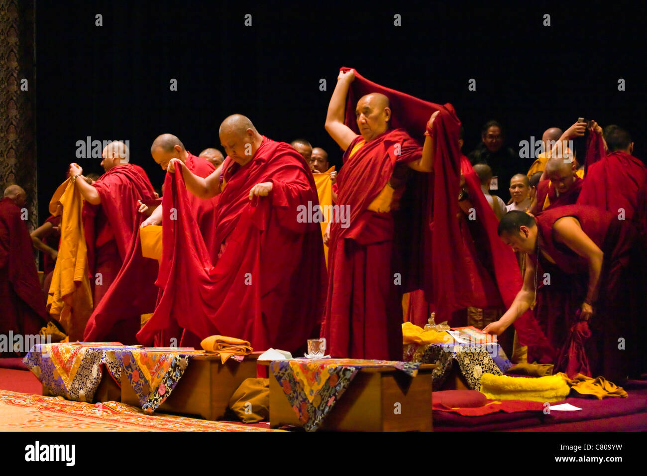 Moines tibétains participent à un enseignement du dalaï-lama tibétain parrainé par le Centre culturel de Mongolie - Bloomington, Indiana Banque D'Images