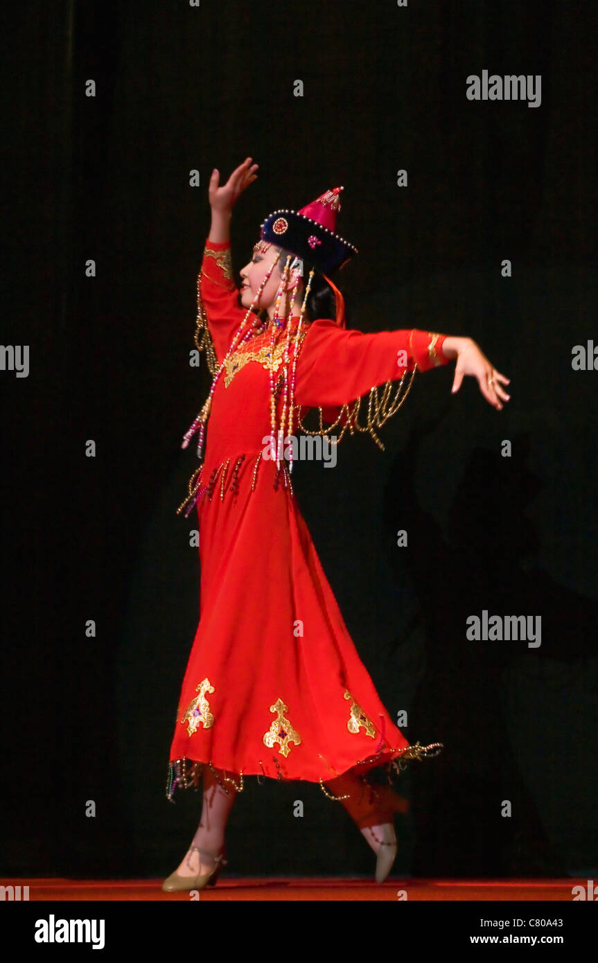 Un MONGOL DANCER au CENTRE CULTUREL mongol tibétaine à un enseignement par le 14e Dalaï-lama - Bloomington, Indiana Banque D'Images
