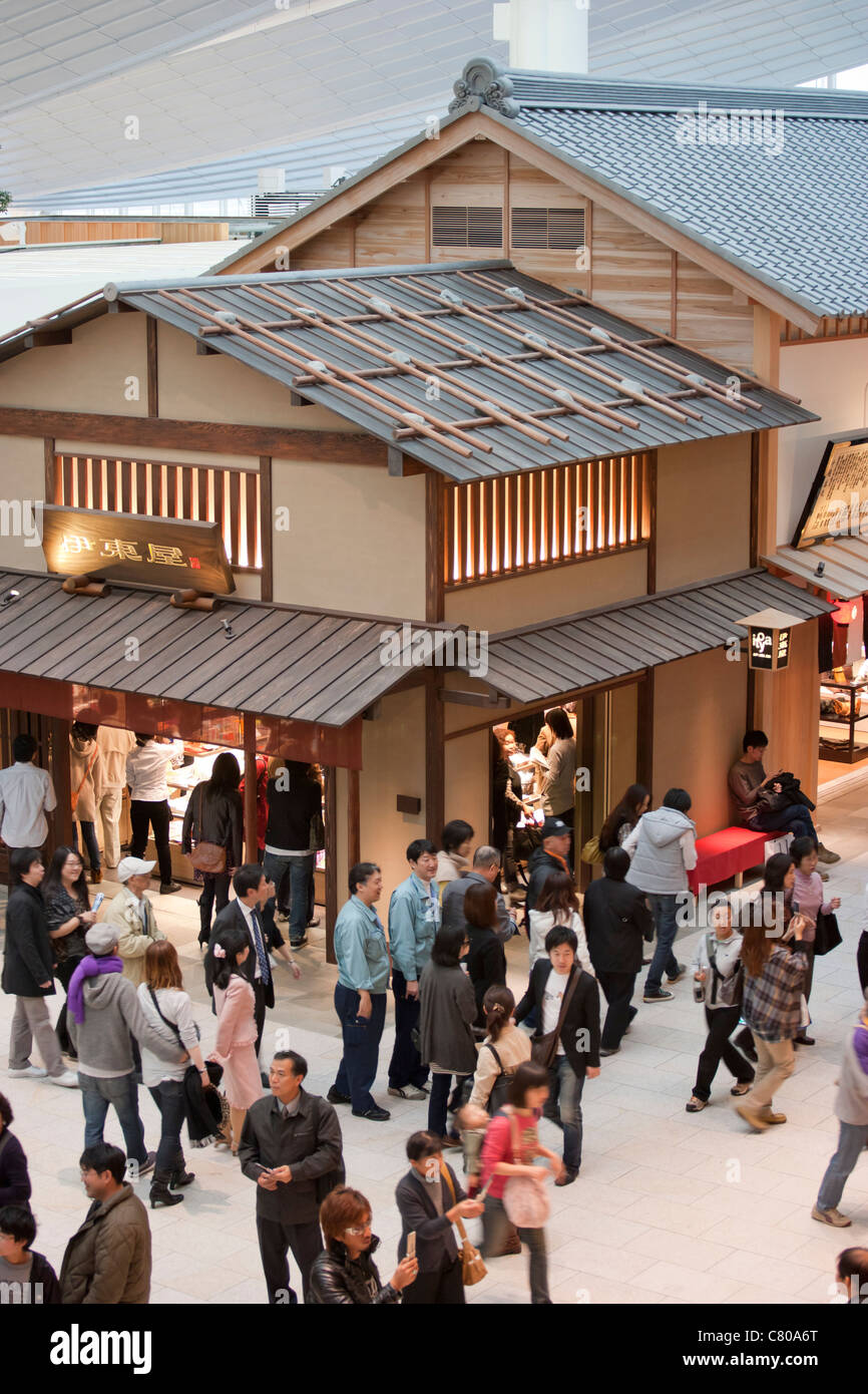 Zone commerçante qui ressemble à un village traditionnel japonais à l'aéroport de Haneda Banque D'Images