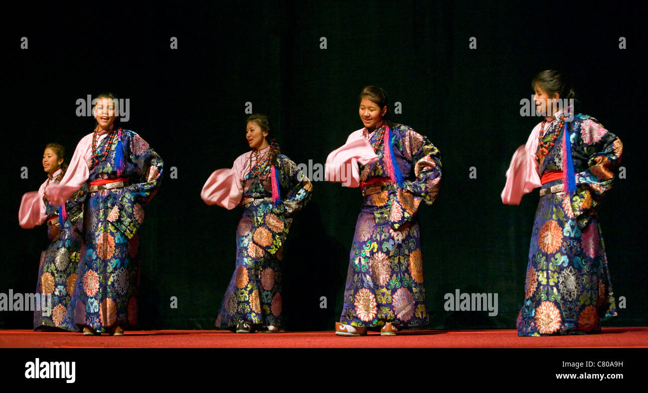 Danseuses à la tibétaine TIBETAN MONGOLIAN CENTRE CULTUREL lors d'un enseignement par le 14e Dalaï-lama - Bloomington, Indiana Banque D'Images