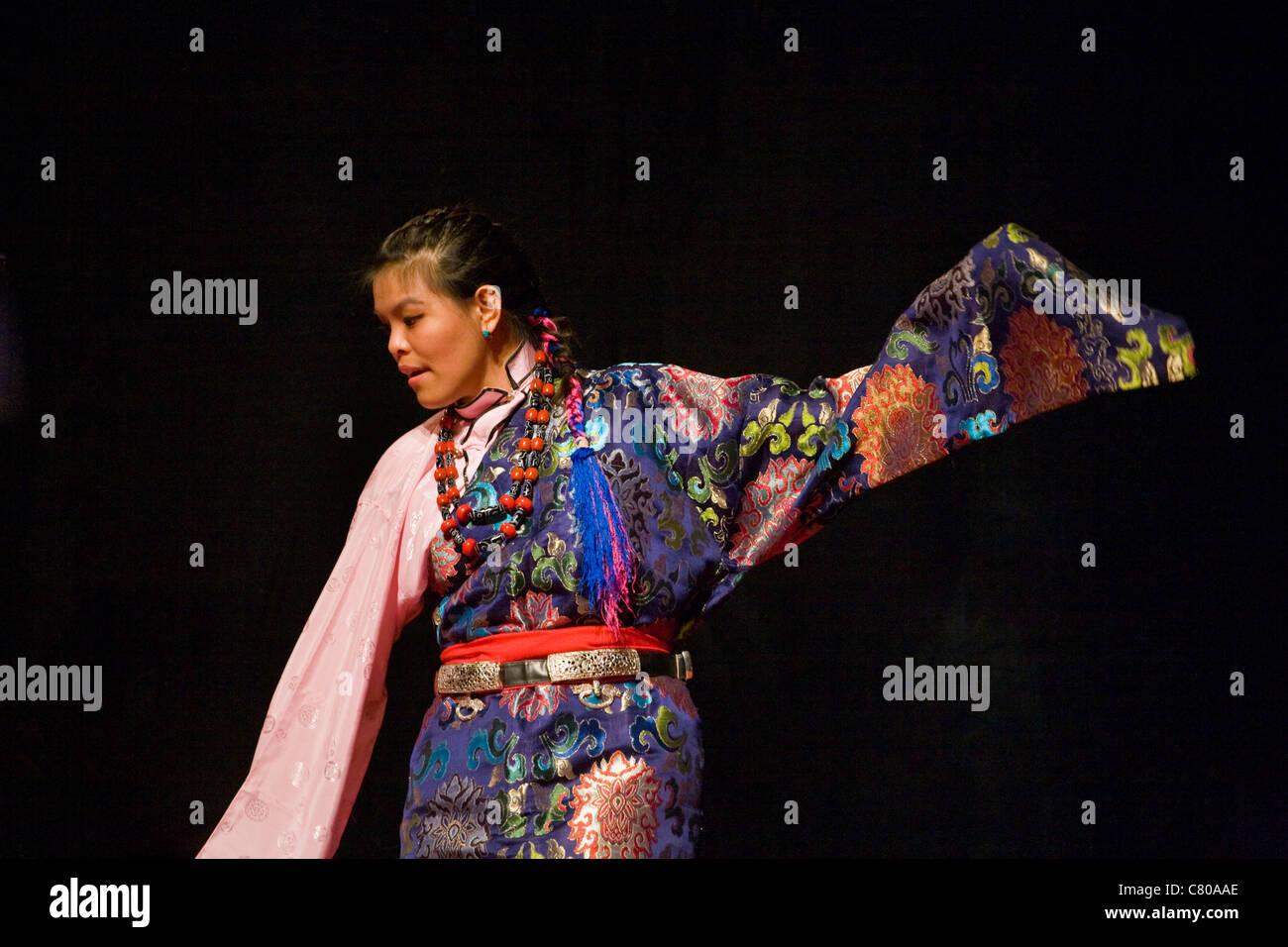 Un Danseur tibétain au CENTRE CULTUREL mongol tibétaine au cours d'un enseignement par le 14e Dalaï-lama - Bloomington, Indiana Banque D'Images