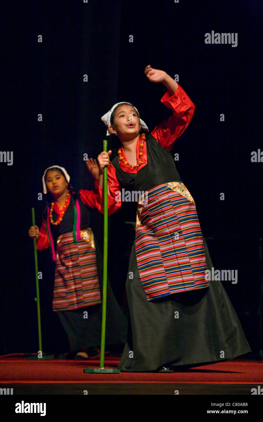 Danseuses à la tibétaine TIBETAN MONGOLIAN CENTRE CULTUREL lors d'un enseignement par le 14e Dalaï-lama - Bloomington, Indiana Banque D'Images