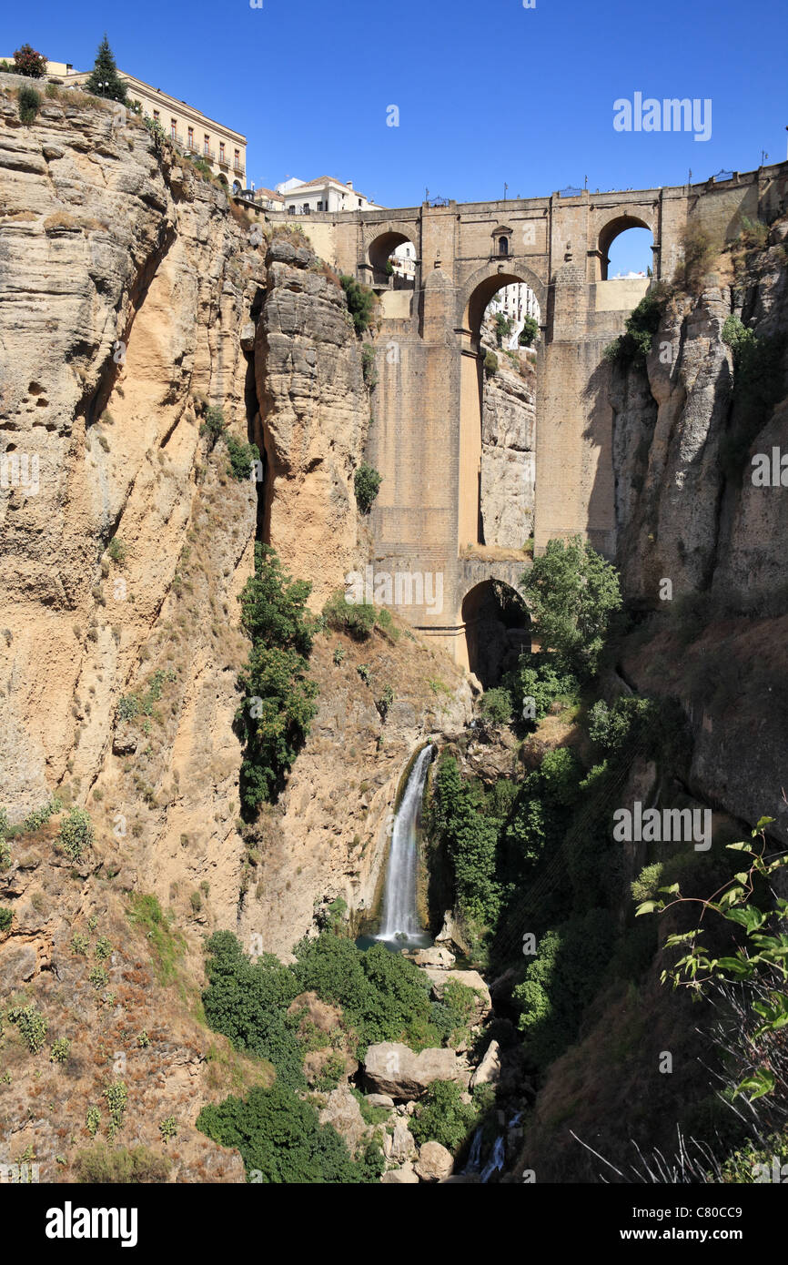 Le Puente Nuevo ou nouveau pont sur la gorge El Tajo ou canyon Ronda, Andalousie, Espagne Banque D'Images