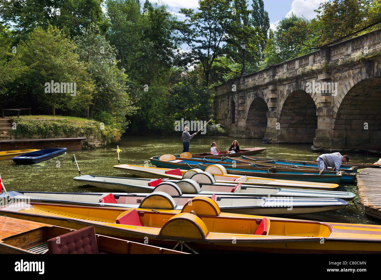 Plates sur la rivière Cherwell sous Pont-de-la-Madeleine, Oxford, Oxfordshire, England, UK Banque D'Images