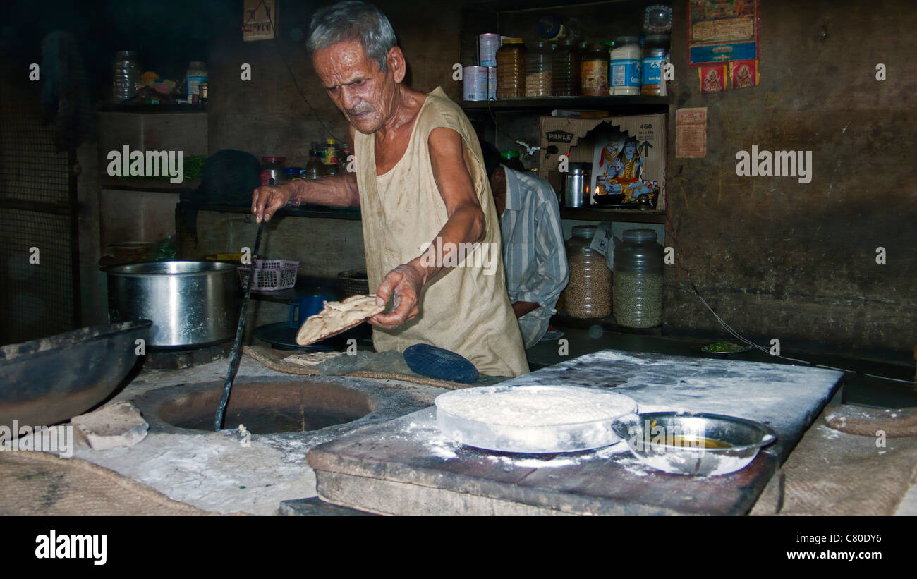 L'homme fait au Tandoori Roti truck stop Rajasthan Inde Banque D'Images