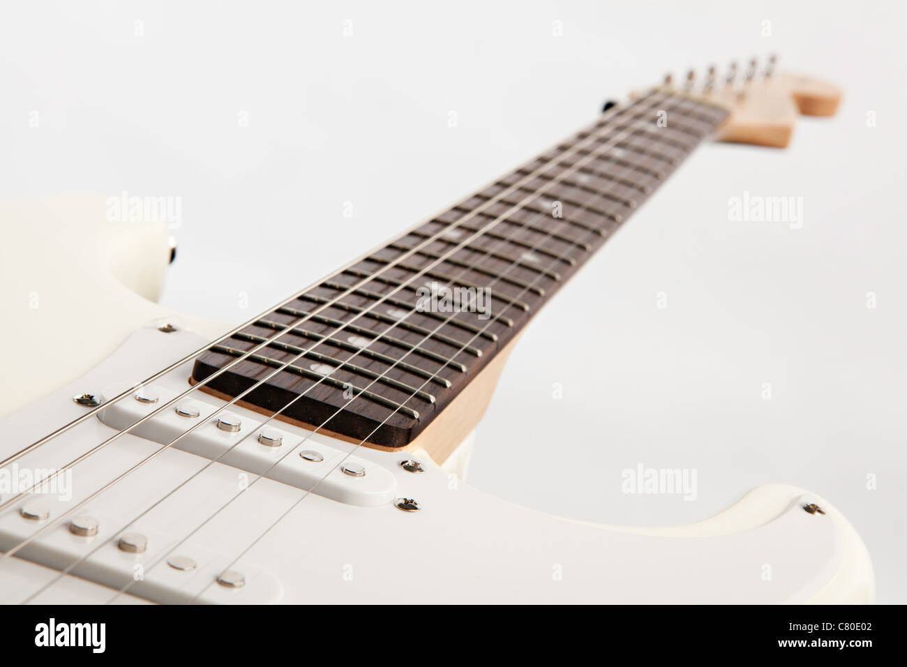 Une guitare électrique blanc isolé sur un fond blanc avec plein de copy space Banque D'Images