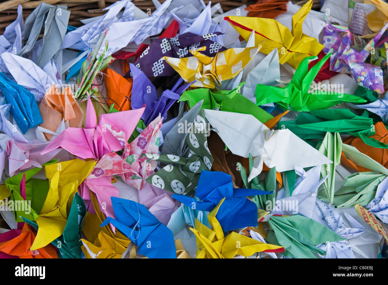 Papier Origami cranes sont affichées dans un panier à un service du souvenir du 11 septembre. Banque D'Images