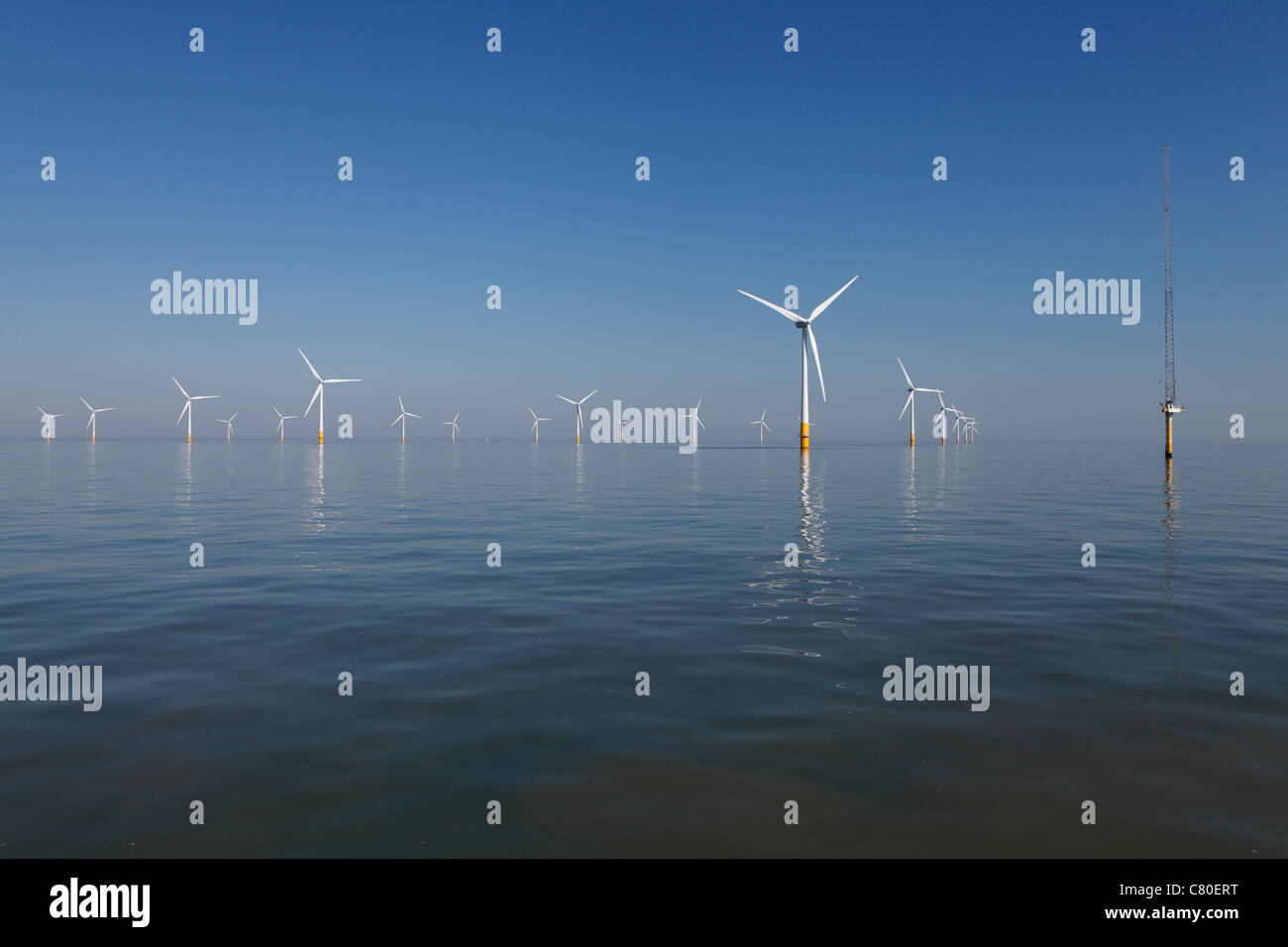Les éoliennes modernes d'énergie dans l'estuaire de la Tamise au large de la côte nord du Kent. Banque D'Images