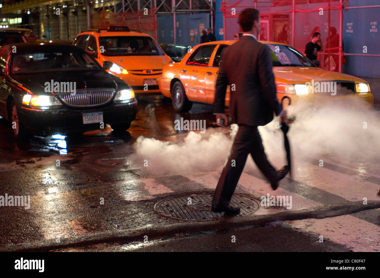 Usa, New York, Times Square, l'homme marche en concordance. Banque D'Images