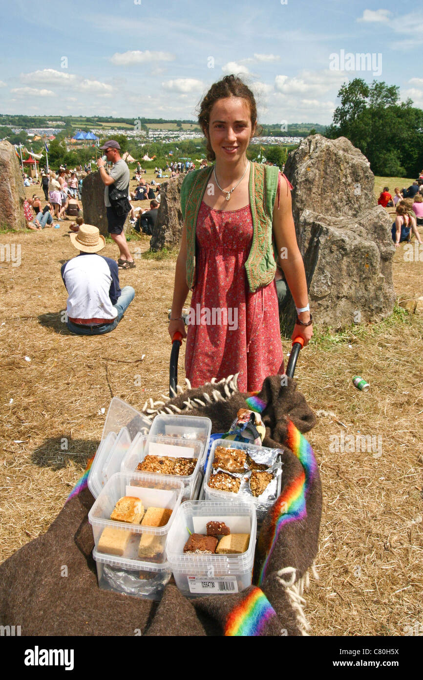 Fournisseur avec une brouette la vente de gâteaux faits maison, Glastonbury Festival 2003 Somerset, Angleterre, Royaume-Uni. Banque D'Images