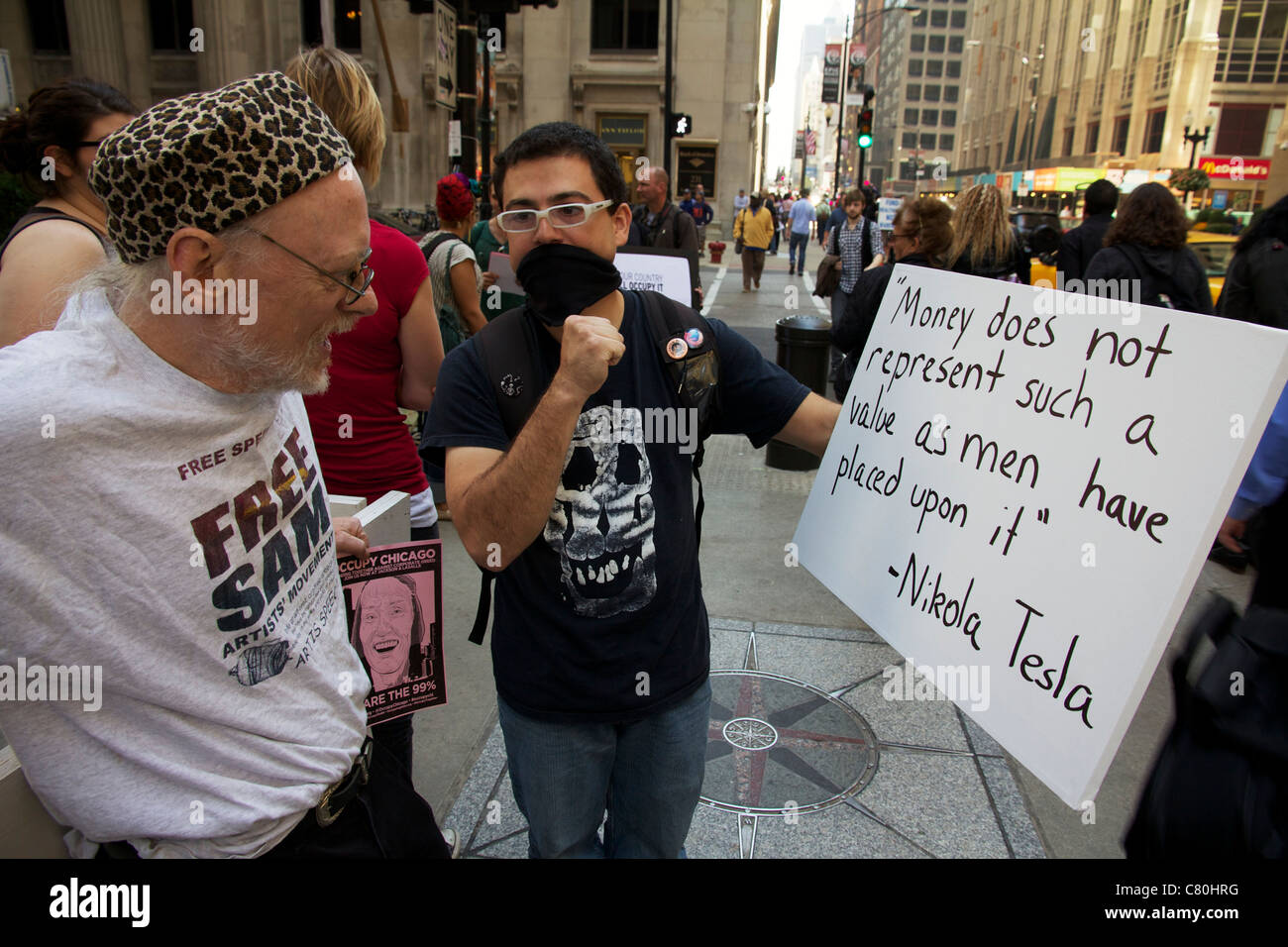 Protestataires avec inscription citant Tesla. Chicago occupent de protestation. "L'argent ne représente pas une telle valeur que les hommes ont placé dessus.' Banque D'Images