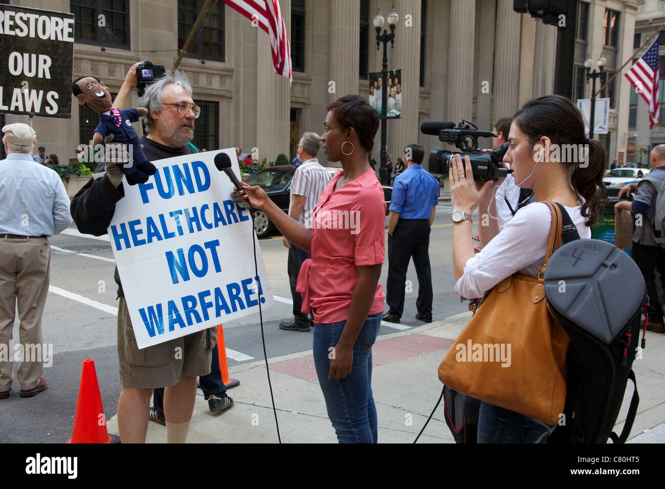 Manifestant sur LaSalle Street Quartier Financier d'être interrogées. Chicago, Illinois. Banque D'Images
