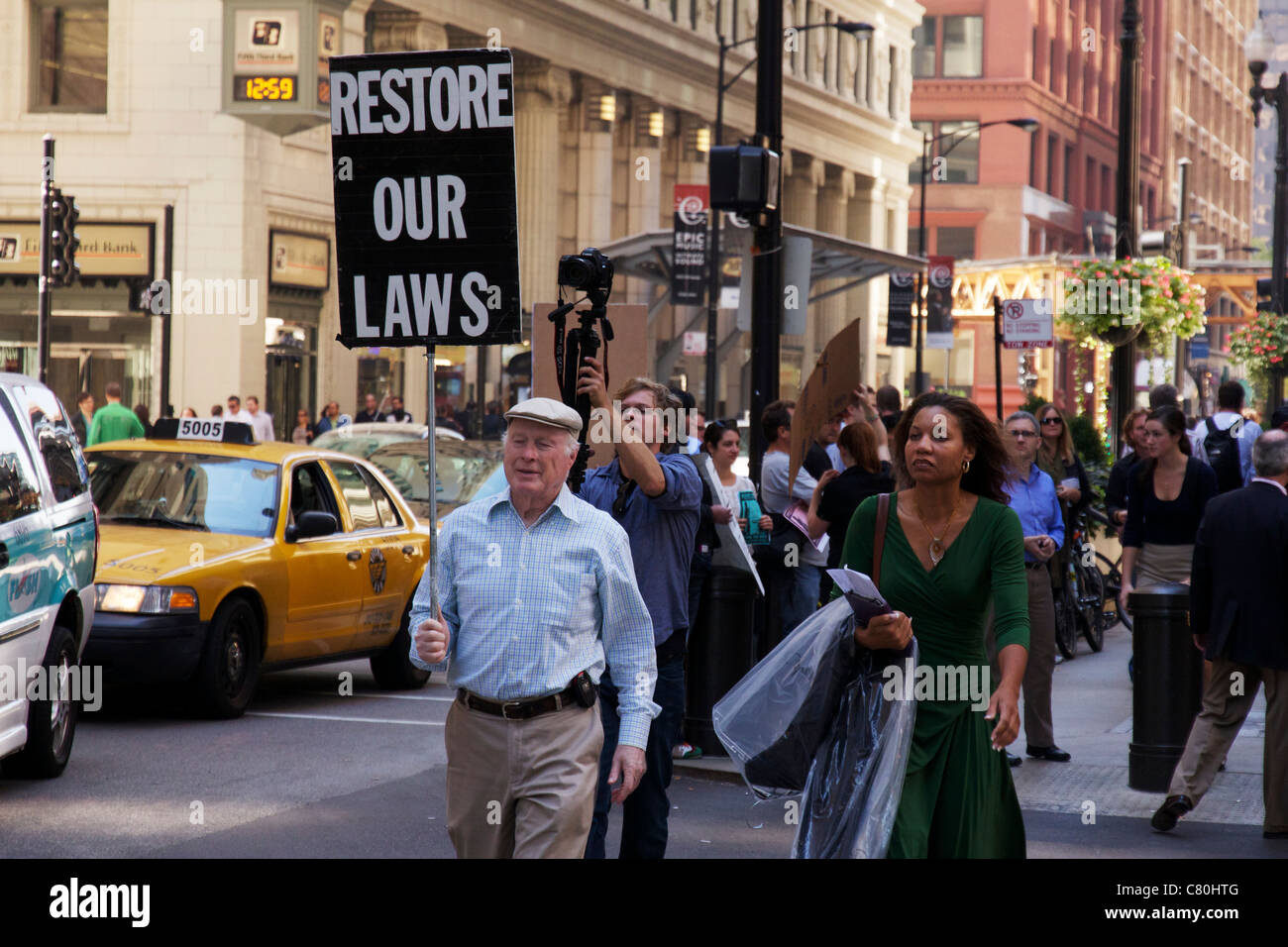 Homme portant 'Restaurer nos lois'. LaSalle Street Quartier Financier. Chicago, Illinois. Banque D'Images