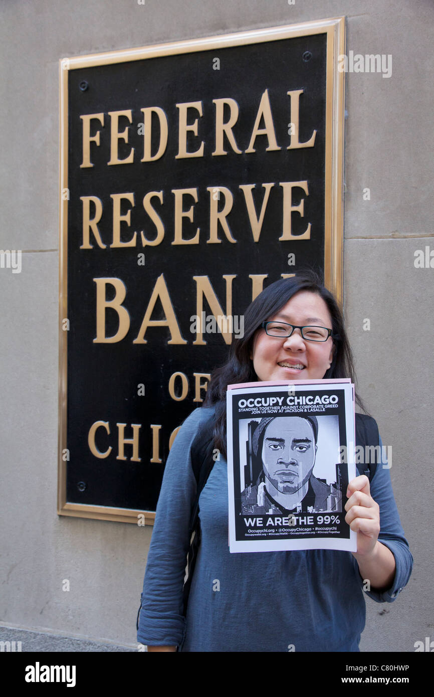 Woman holding occupent à l'extérieur de l'aviateur Chicago Banque fédérale de réserve. Chicago occupent de protestation. Banque D'Images