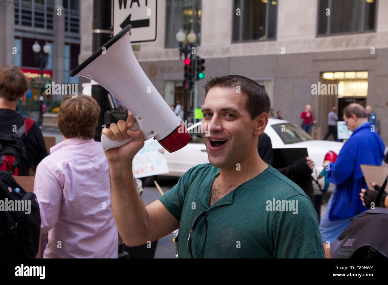 Homme avec poche sur la rue LaSalle quartier financier. Chicago, Illinois. Protestation Chicago occupent Banque D'Images