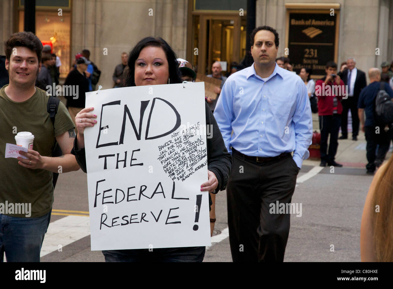 Femme avec la Réserve fédérale 'Fin'. LaSalle Street Chicago, Illinois. Banque D'Images