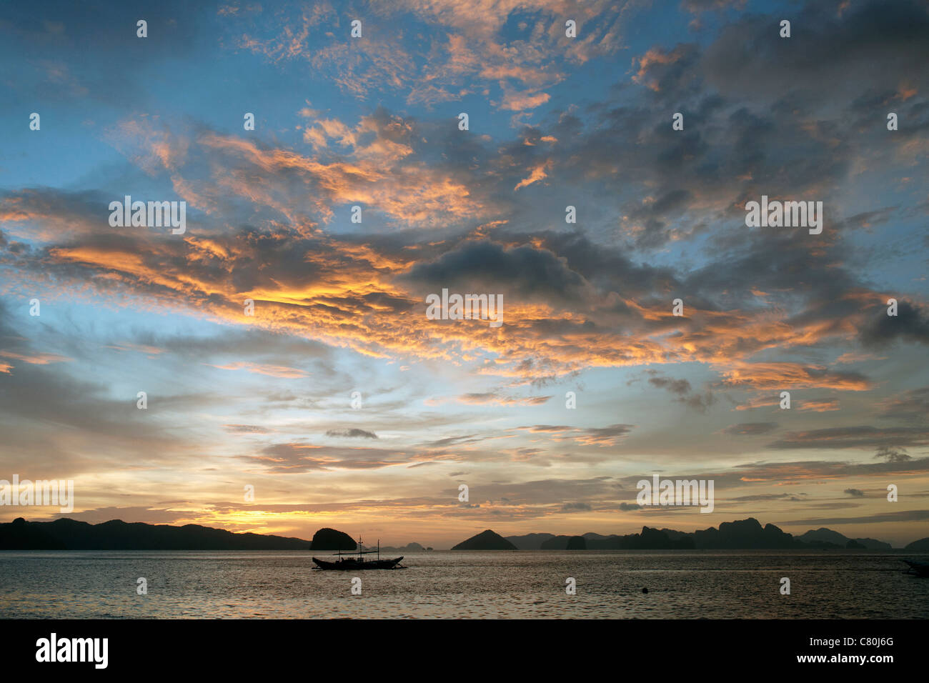 Philippines, Palawan, El Nido au coucher du soleil des îles Banque D'Images