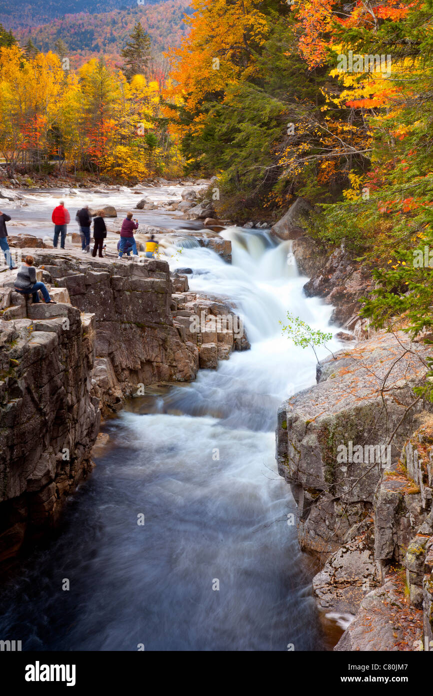 Touristes à Rocky gorge Falls le long de la Kancamagus Highway près de Conway, New Hampshire, États-Unis Banque D'Images
