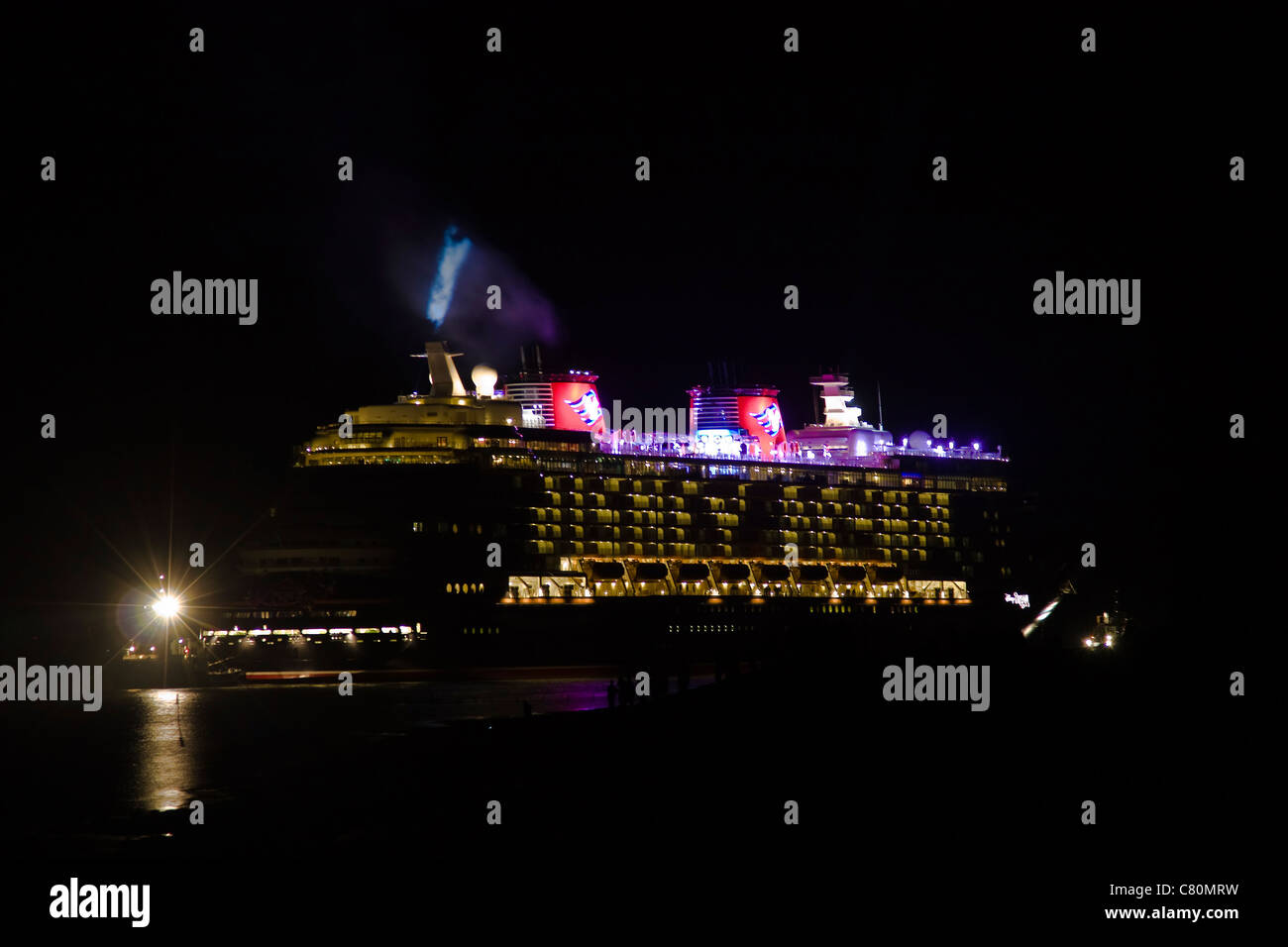 Le Disney Dream Cruise Liner sur son chemin de la Meyerwerft à Papenburg, Allemagne. Banque D'Images