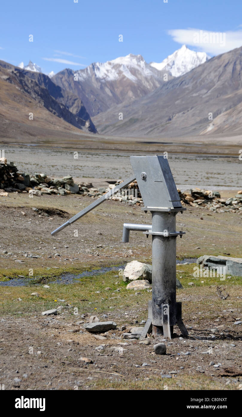 Une pompe à eau fourni par le gouvernement donne aux villageois l'accès à l'eau souterraine. Rangdum Rangdom, Zanskar, Ladakh, Inde Banque D'Images