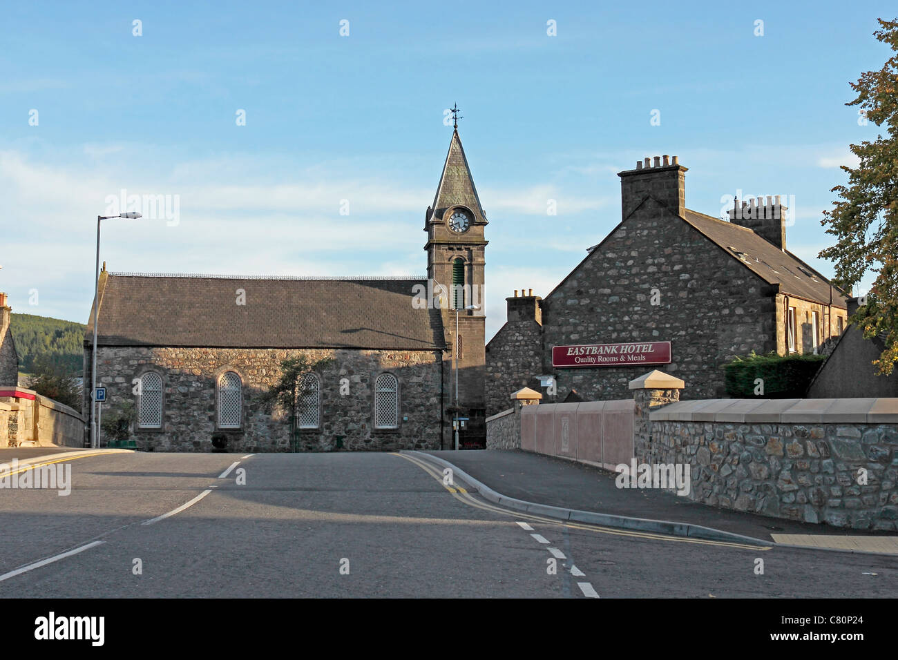 Rothes Parish Church (Église d'Écosse), Highlander Hotel et nouveau pont au-dessus de la brûlure Rothes Banque D'Images