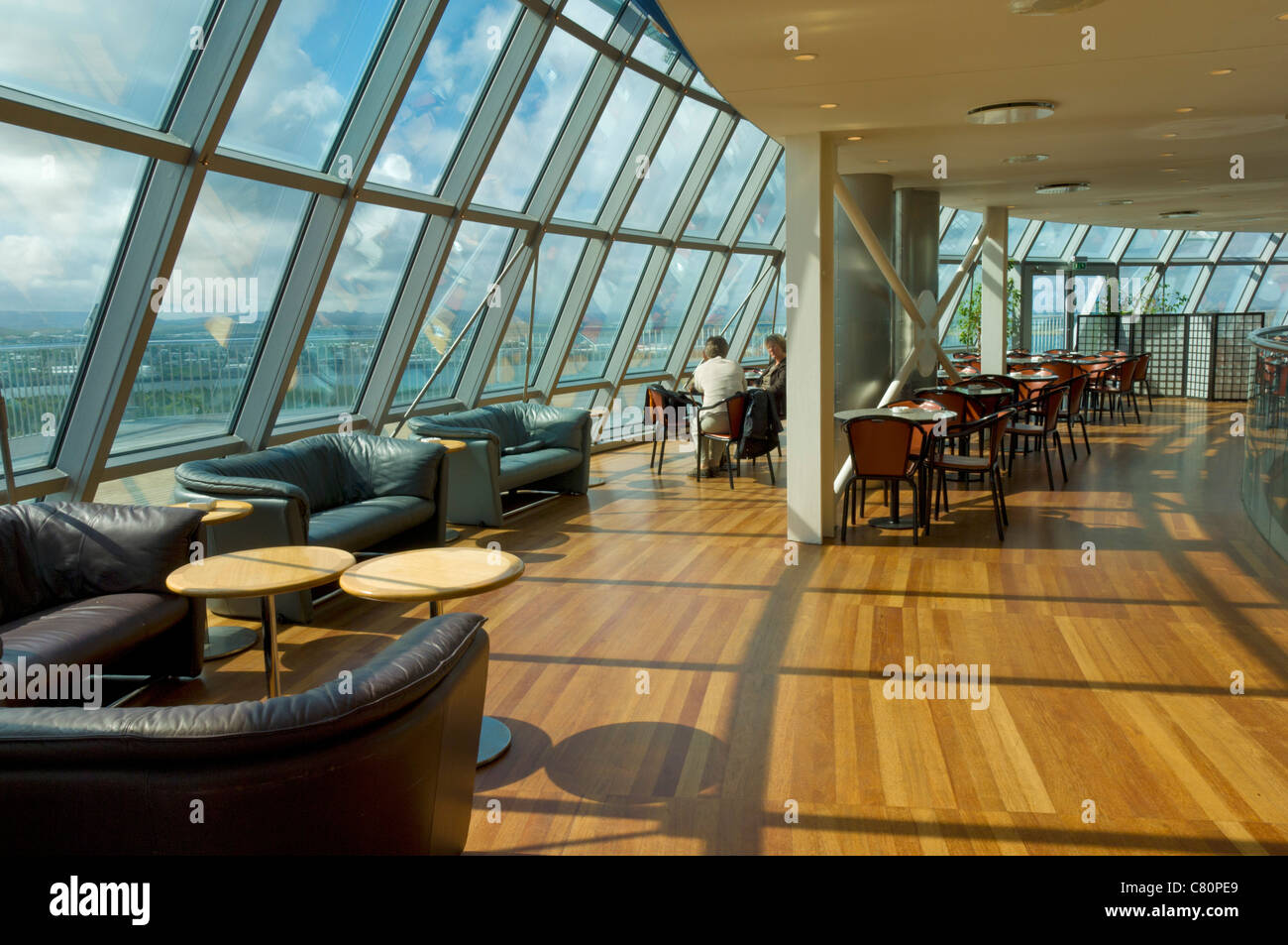 Tables et sièges de café à l'intérieur du dôme de verre perle Perlan Reykjavik Islande capitale eu Europe Banque D'Images