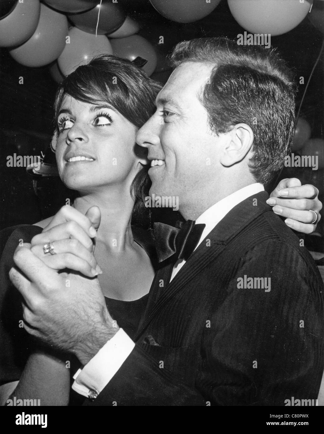 ANDY WILLIAMS Le chanteur à propos de 1970 avec la première épouse Claudine Banque D'Images