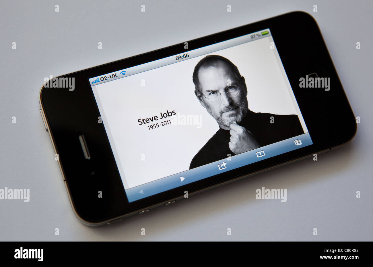 Un iphone montre la page web sur apple.com où Apple annonce la mort de co-fondateur Steve Jobs le 6 octobre 2011 Banque D'Images