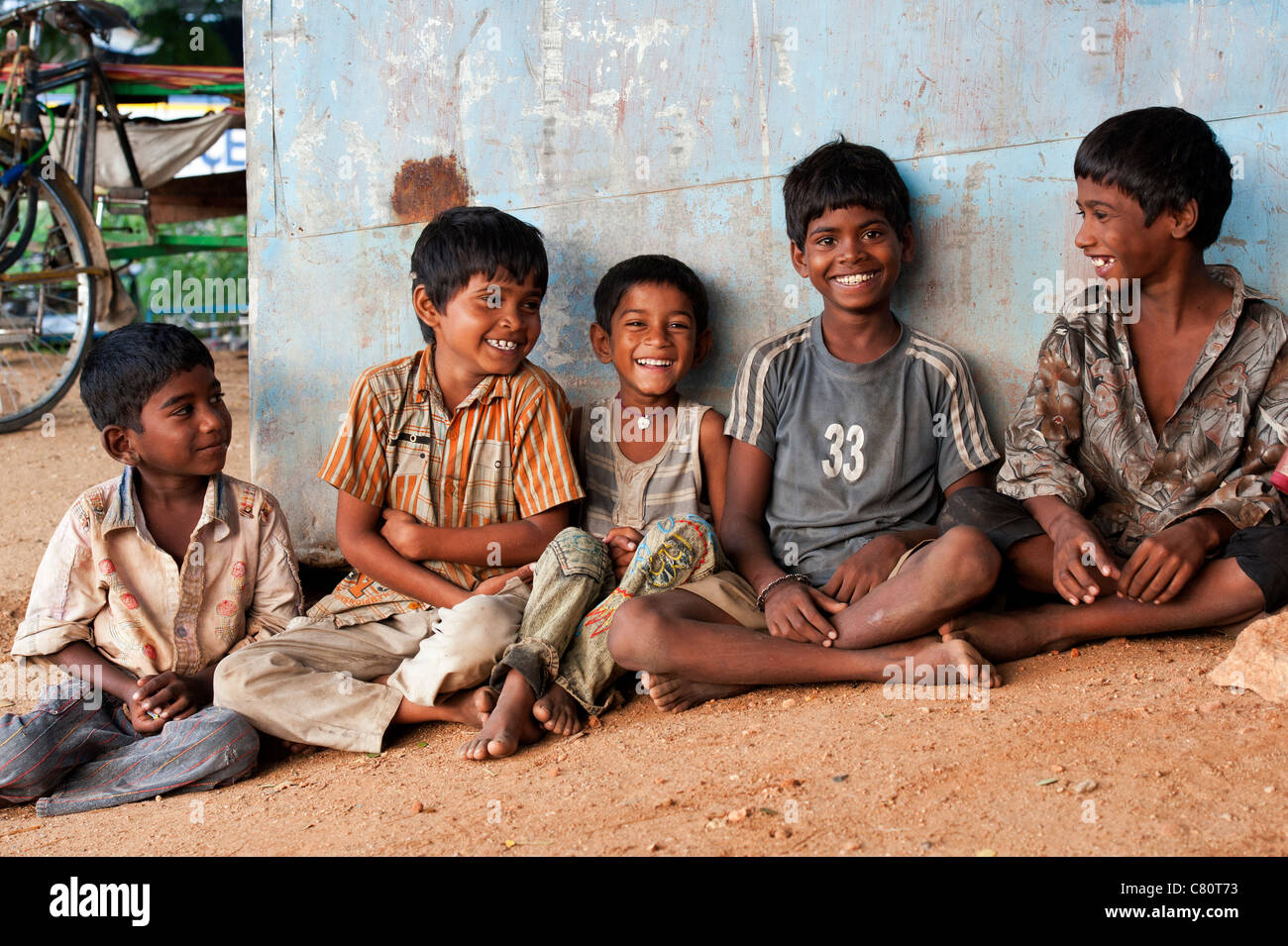 Heureux les jeunes Indiens de castes inférieures pauvres enfants de la rue en souriant. L'Andhra Pradesh, Inde Banque D'Images