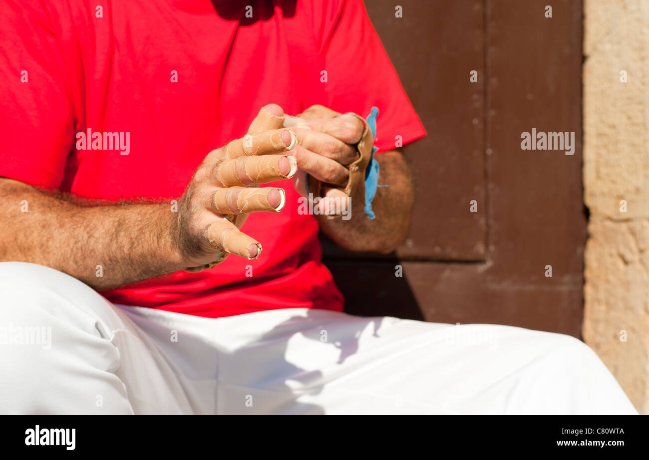 Joueur de pelote basque en enroulant ses doigts enduits de protection Banque D'Images