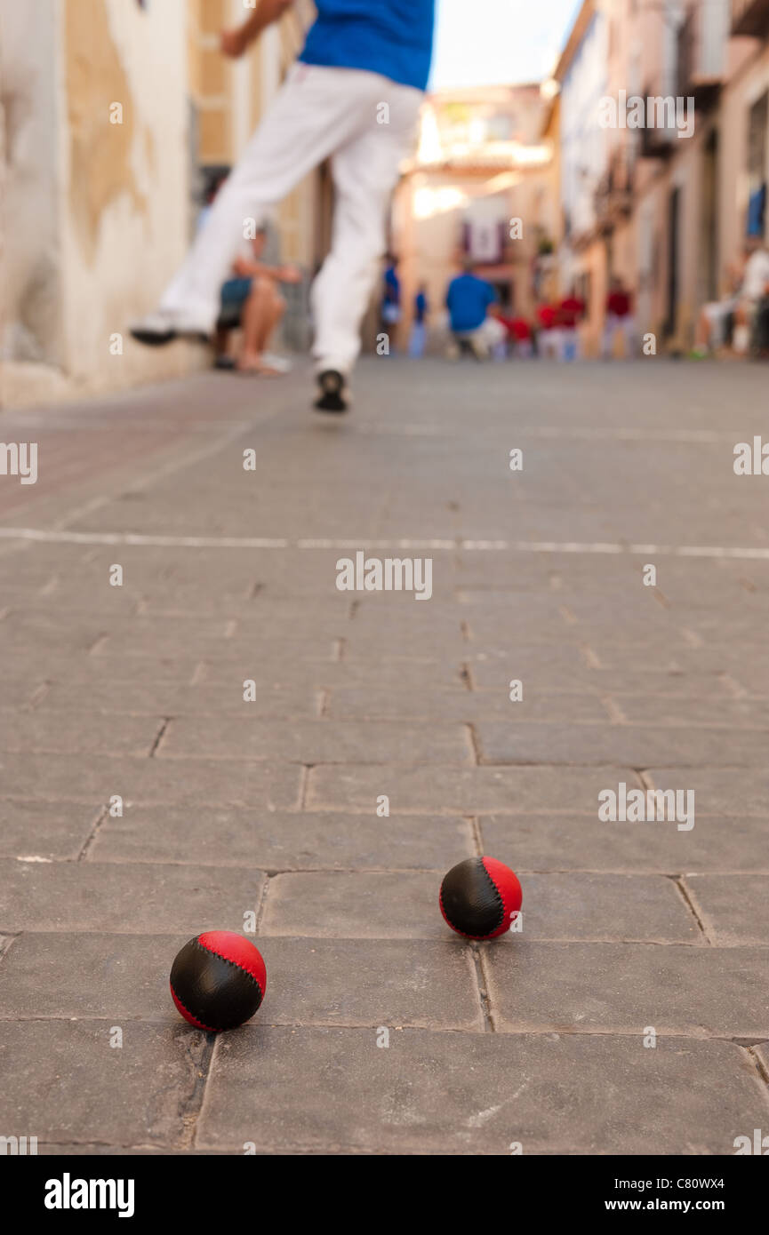 Pelote basque traditionnel match sur une rue pavée Banque D'Images
