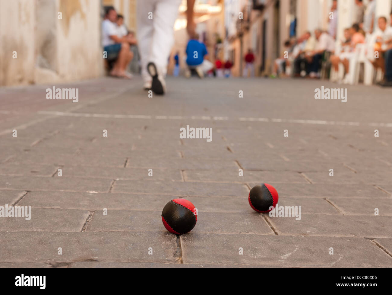 Pelote basque traditionnel match sur une rue pavée Banque D'Images