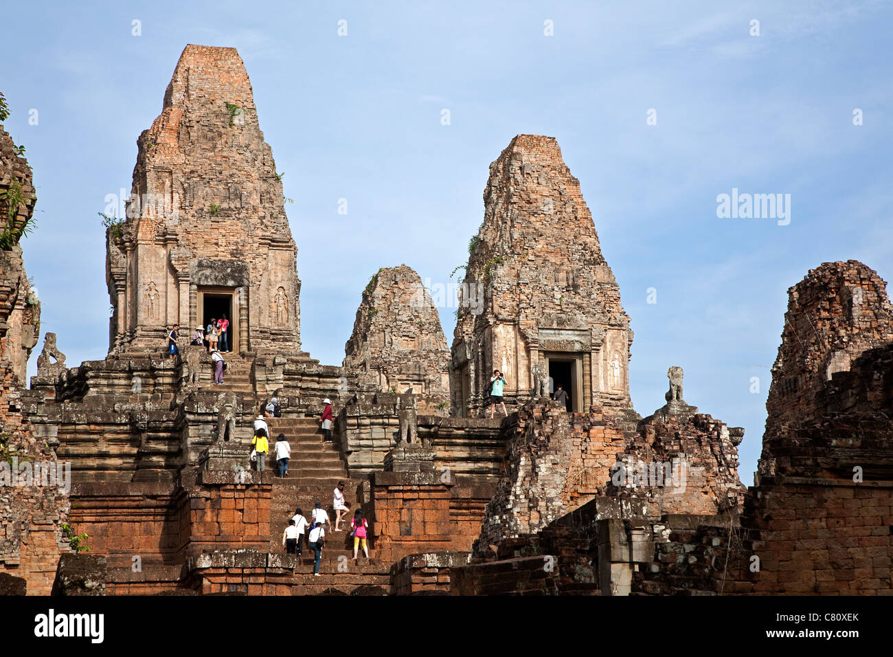 Les touristes à monter des escaliers. Temple Pre Rup. Angkor. Cambodge Banque D'Images