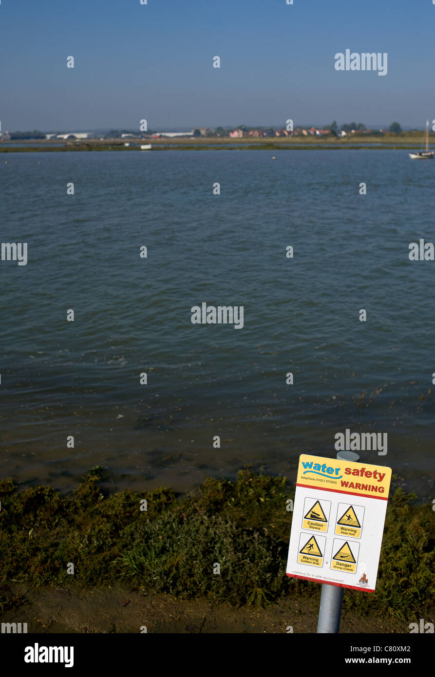 Un panneau d'avertissement sur les rives de la rivière Blackwater en Essex Banque D'Images
