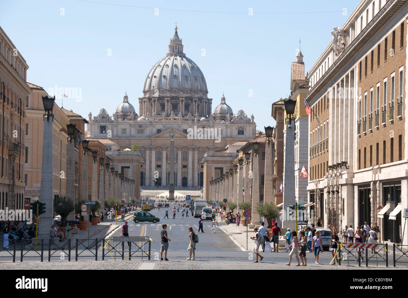Rome : Cité du Vatican - Basilique St Pierre vue de la Via della Conciliazione, Rome, Italie, Europe Banque D'Images