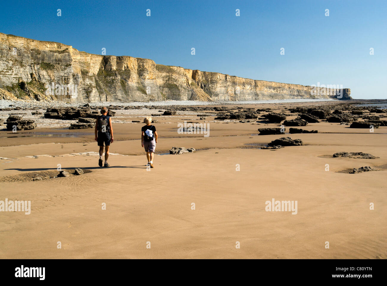 Les marcheurs, Traeth Mawr, la côte du Glamorgan, Vale of Glamorgan, Pays de Galles du Sud. Banque D'Images