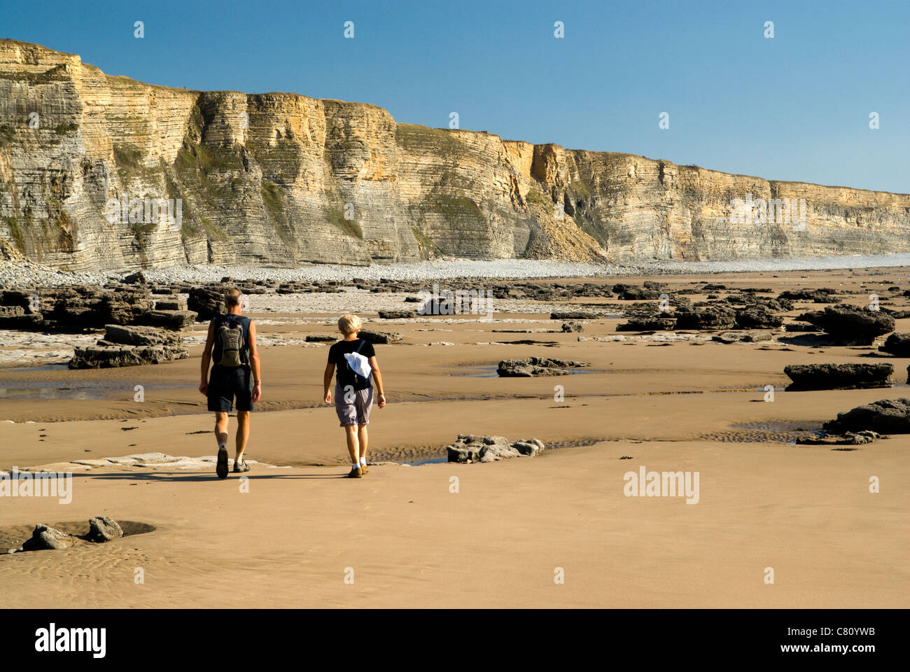 Les marcheurs, Traeth Mawr, la côte du Glamorgan, Vale of Glamorgan, Pays de Galles du Sud. Banque D'Images