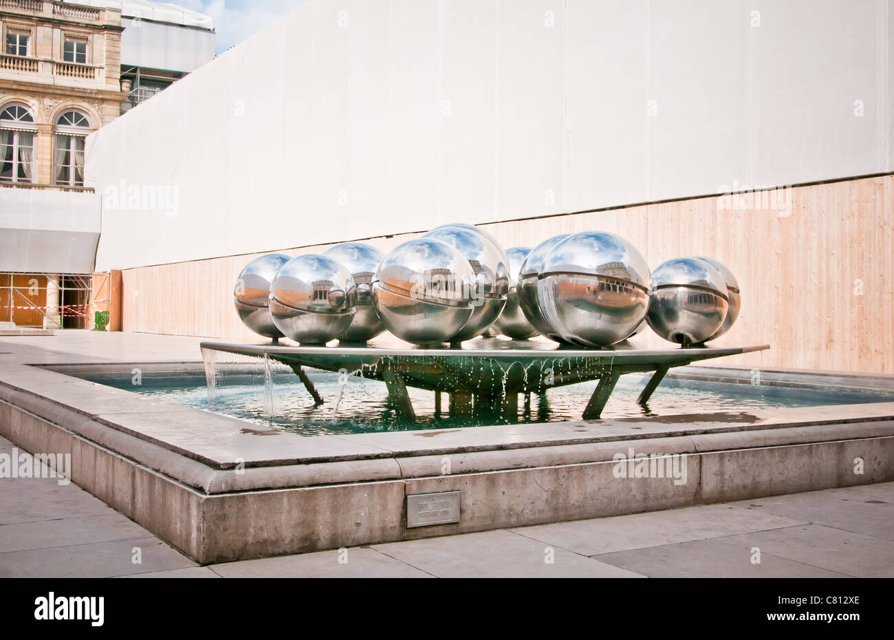 Sculpture de sphères au Palais-Royal (Paris, France) par Pol Bury Banque D'Images