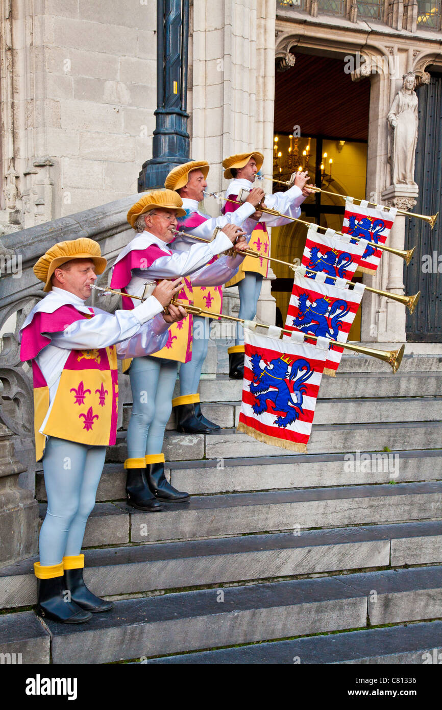 Trompettistes en tenue de cérémonie jouant fanfare brass Aida trompettes devant la Cour provinciale, Grote Markt, Bruges, Belgique Banque D'Images