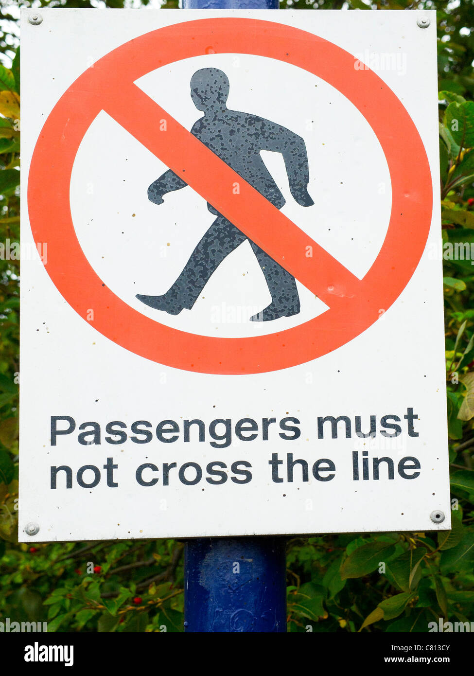 Les passagers ne doivent pas traverser la ligne relative à une plate-forme de la station fin sur une ligne de campagne à Middlesbrough Fer Whitby Banque D'Images