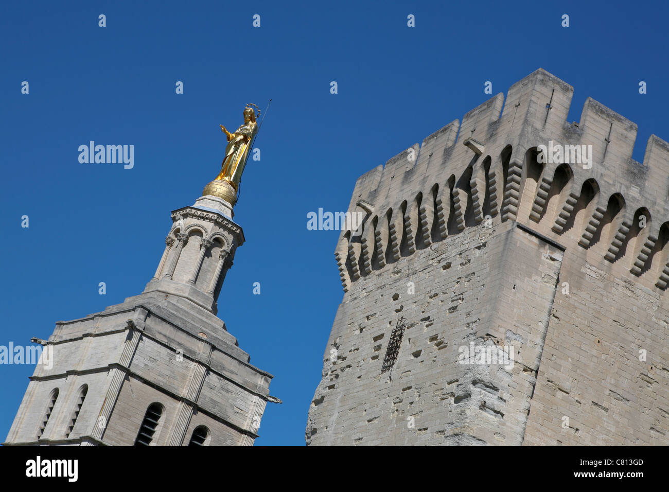 St Mary Gold statue sur l'une des tours au Palais des Papes / Palais des Papes, Avignon, France Banque D'Images