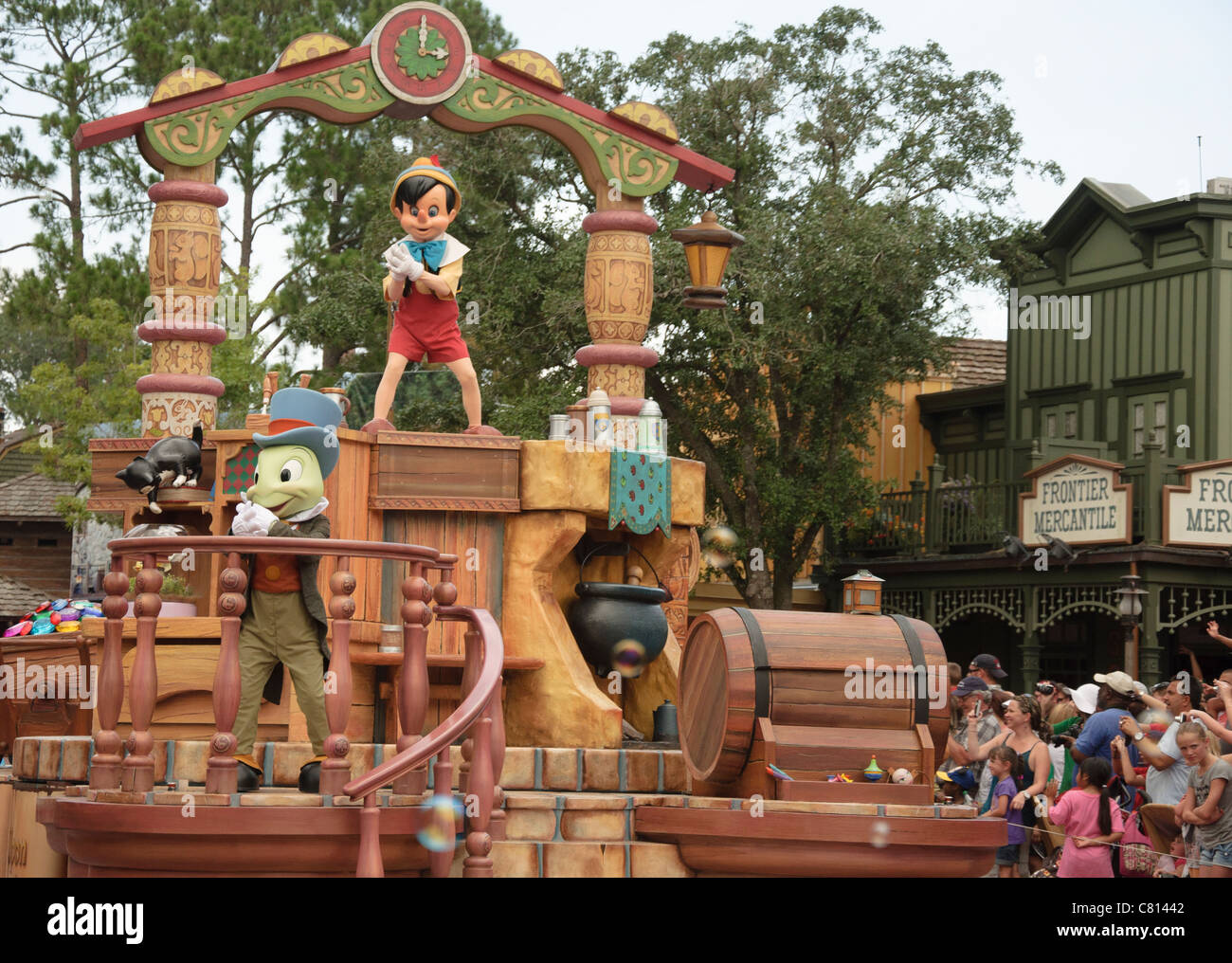 Le royaume magique célébrer un rêve viennent vrai Pinocchio parade float Banque D'Images