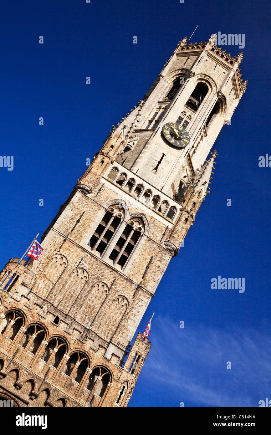 L'emblématique célèbre beffroi médiéval ou Belfort dans le Grote Markt ou Place du marché, Bruges (Brugge) Belgique Banque D'Images