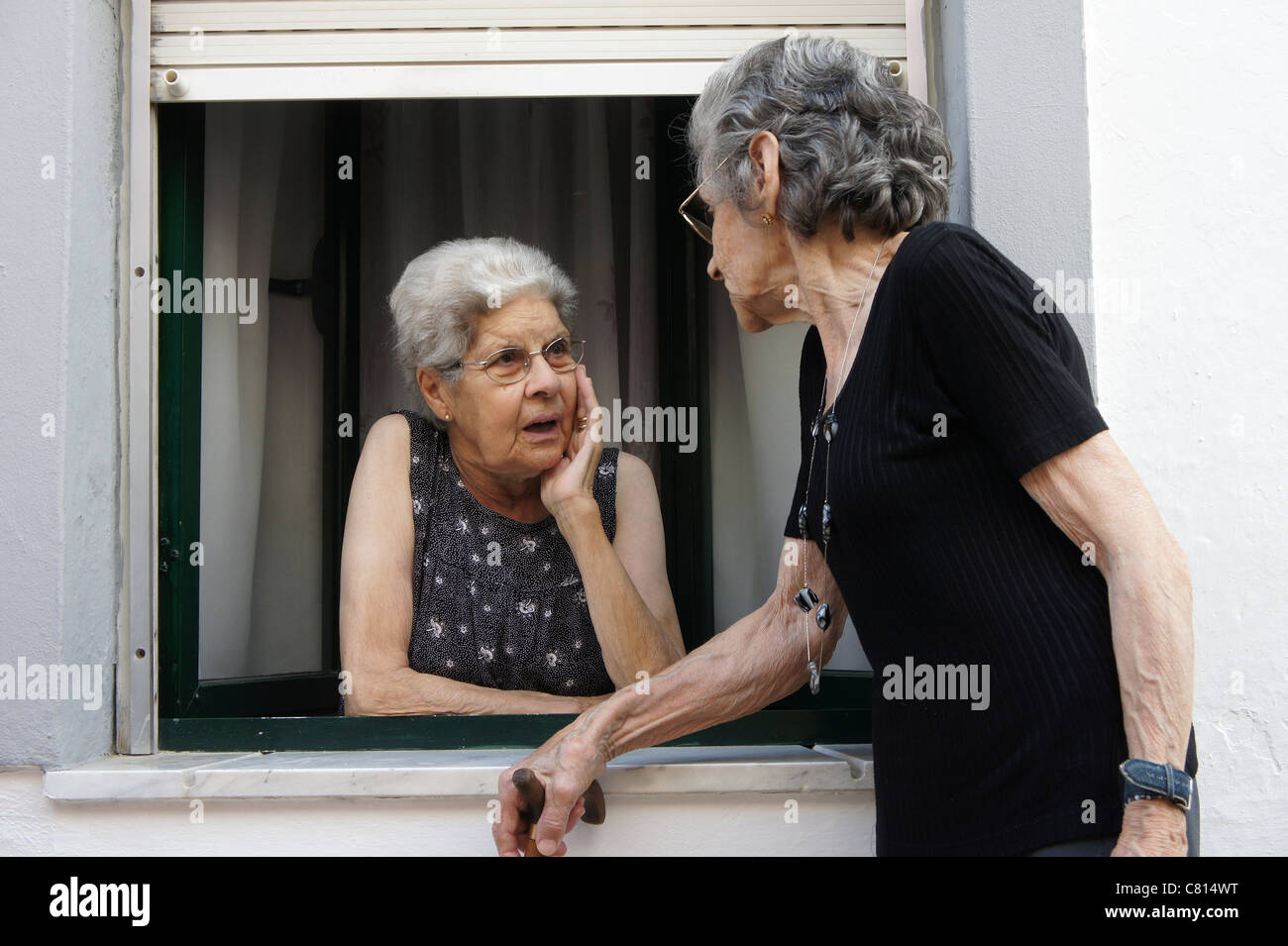 Deux femmes âgées parler gossip Banque D'Images