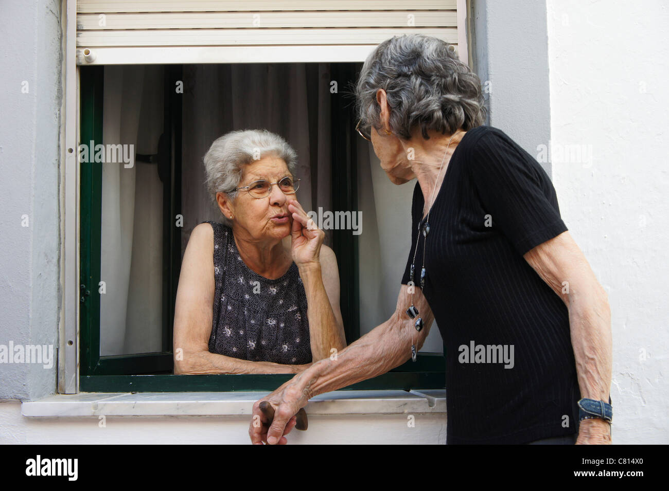 Deux femmes âgées parler gossip Banque D'Images