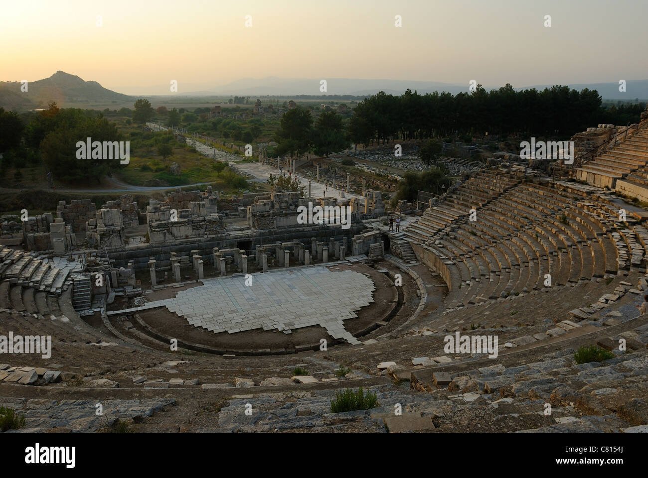 Grand Amphithéâtre avec Harbour Street ruines d'Ephèse, Site du patrimoine mondial de l'UNESCO, excavations, Selcuk, Lycie, dans l'ouest de la Turquie Banque D'Images