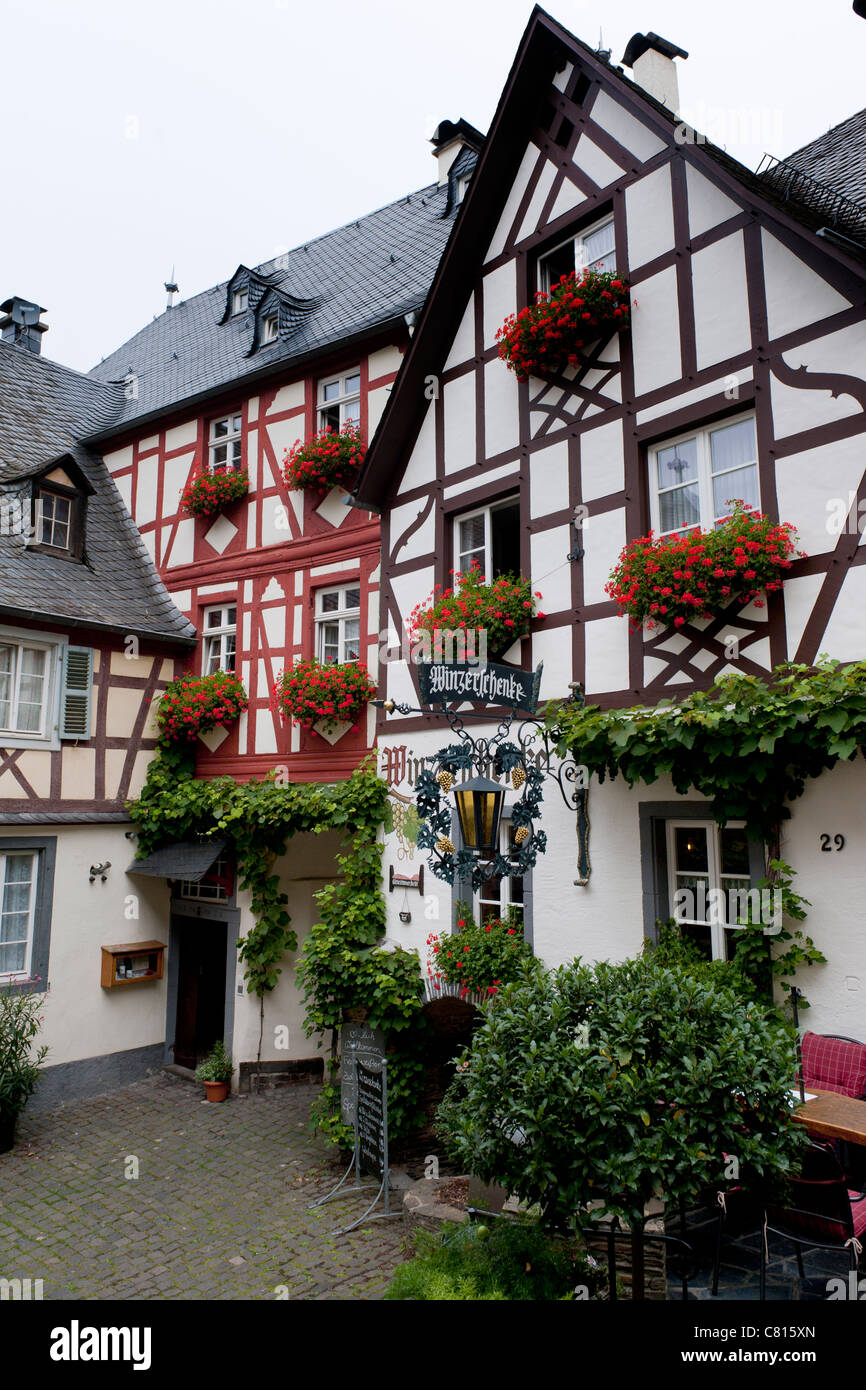 Les maisons historiques dans le village de Beilstein sur Moselle en Rhénanie-palatinat Allemagne Banque D'Images