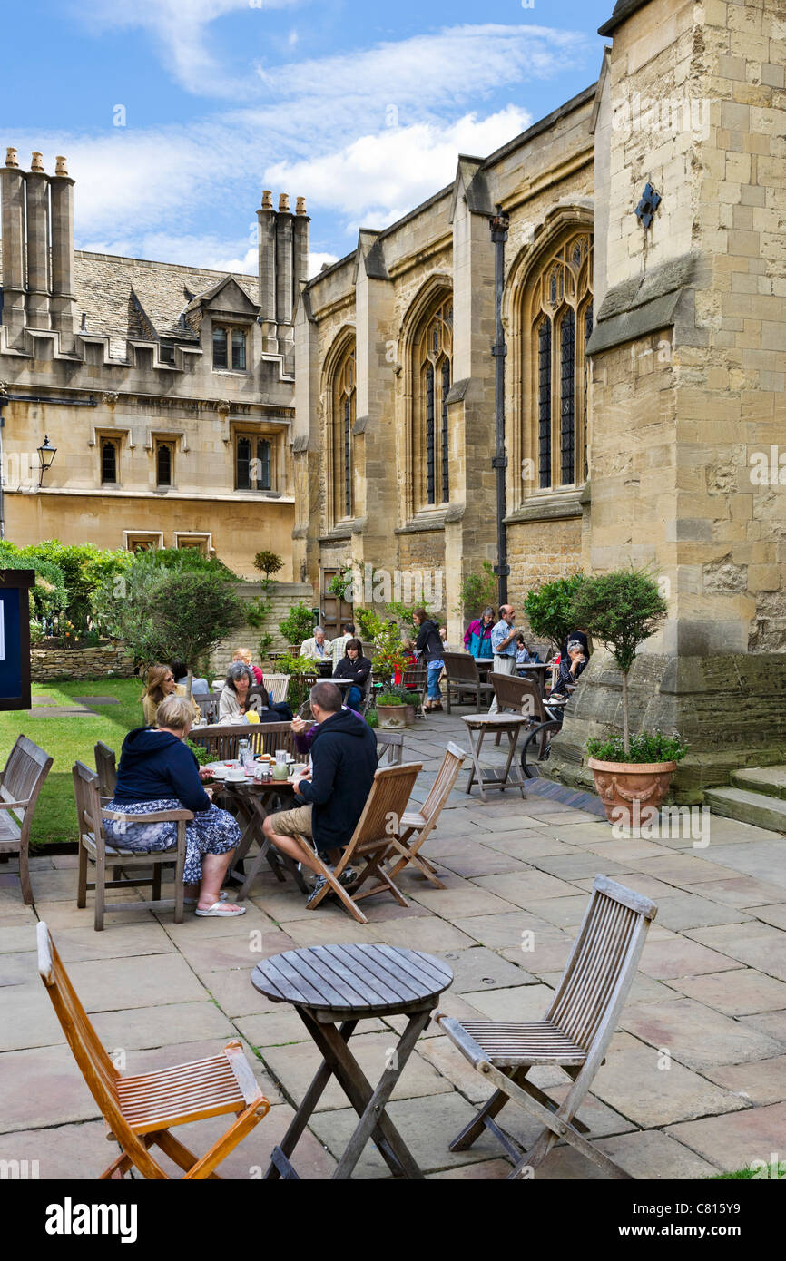 Les Voûtes et Le Jardin Café dans l'église de l'Université de St Marie la Vierge derrière, Radcliffe Square, Oxford, Oxfordshire, UK Banque D'Images