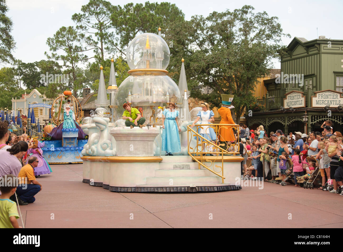 Les parcs de Walt Disney World Resort le royaume magique célébrer un rêve viennent vrai défilé Peter pan wendy alice au pays des merveilles Banque D'Images